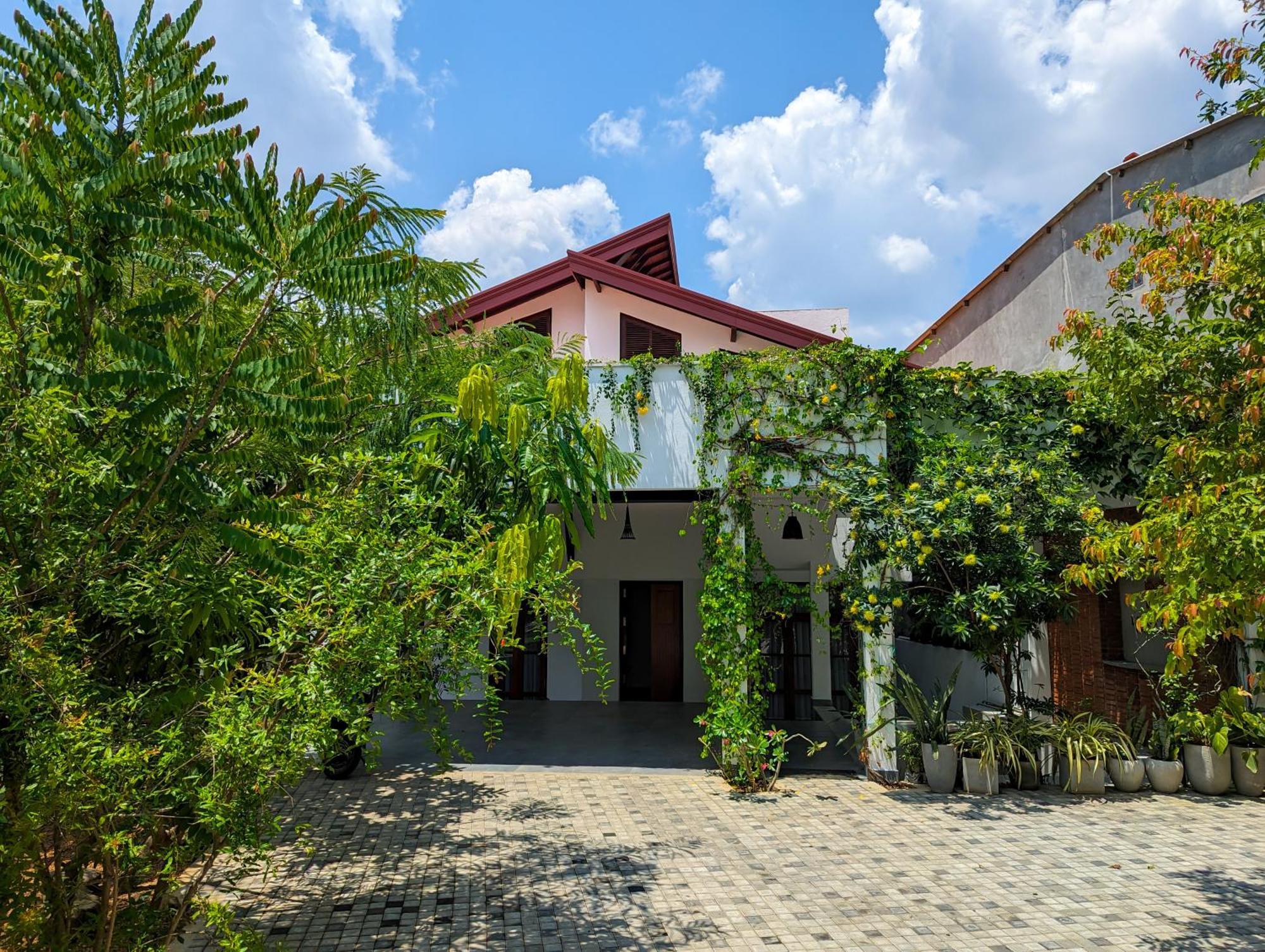 Livin Lush Luxury Retreat Hotell Anuradhapura Exteriör bild